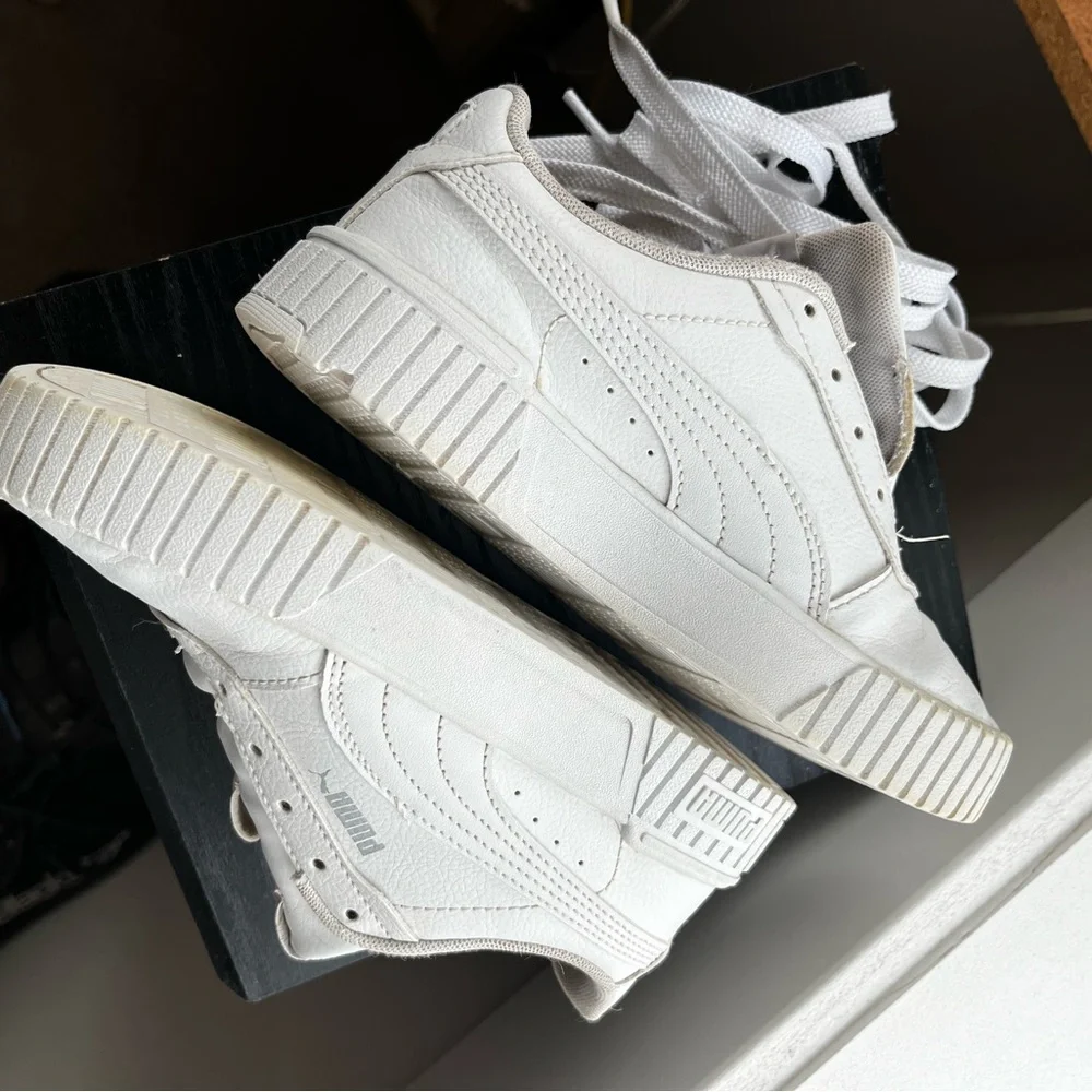 Size 2 (US) kids Puma sneakers, white. Worn twice. - Picture 3 of 7